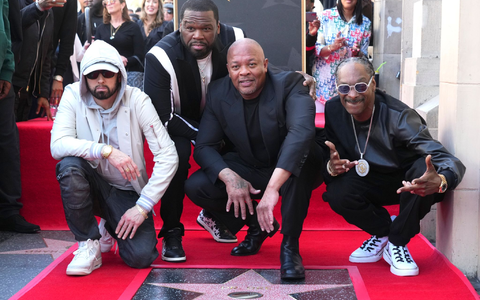 Eminem (l-r), 50 Cent, Dr. Dre und Snoop Dogg nehmen an der Zeremonie teil, bei der Dr. Dre mit einem Stern auf dem Hollywood Walk of Fame geehrt wird. - Foto: Jordan Strauss/Invision/AP/dpa Eminem (l-r), 50 Cent, Dr. Dre und Snoop Dogg nehmen an der Zeremonie teil, bei der Dr. Dre mit einem Stern auf dem Hollywood Walk of Fame geehrt wird. - Foto: Jordan Strauss/Invision/AP/dpa