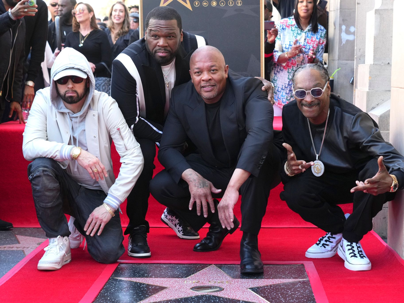 Eminem (l-r), 50 Cent, Dr. Dre und Snoop Dogg nehmen an der Zeremonie teil, bei der Dr. Dre mit einem Stern auf dem Hollywood Walk of Fame geehrt wird. - Foto: Jordan Strauss/Invision/AP/dpa