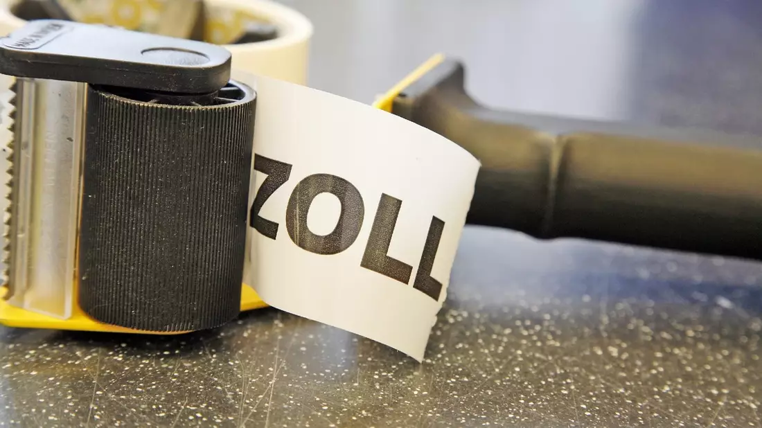 HZA-SI: ZOLL entdeckt gefälschte Markenbekleidung in Postpaket / Plagiate namhafter Luxusmarken entdeckt der ZOLL in Postpaket aus China - Bild: presseportal.de