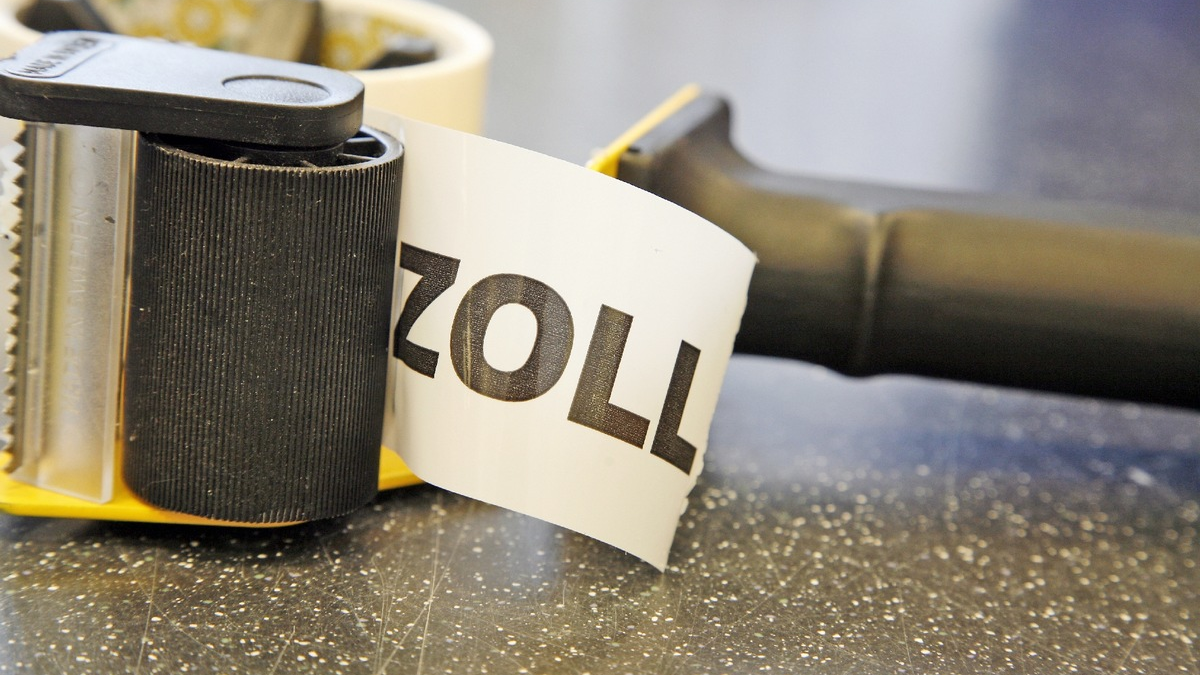 HZA-SI: ZOLL entdeckt gefälschte Markenbekleidung in Postpaket / Plagiate namhafter Luxusmarken entdeckt der ZOLL in Postpaket aus China - Foto: presseportal.de