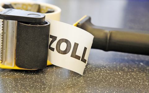 HZA-SI: ZOLL entdeckt gefälschte Markenbekleidung in Postpaket / Plagiate namhafter Luxusmarken entdeckt der ZOLL in Postpaket aus China - Foto: presseportal.de