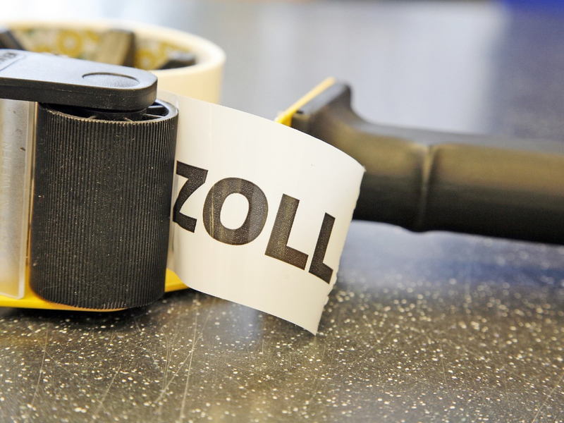 HZA-SI: ZOLL entdeckt gefälschte Markenbekleidung in Postpaket / Plagiate namhafter Luxusmarken entdeckt der ZOLL in Postpaket aus China - Foto: presseportal.de