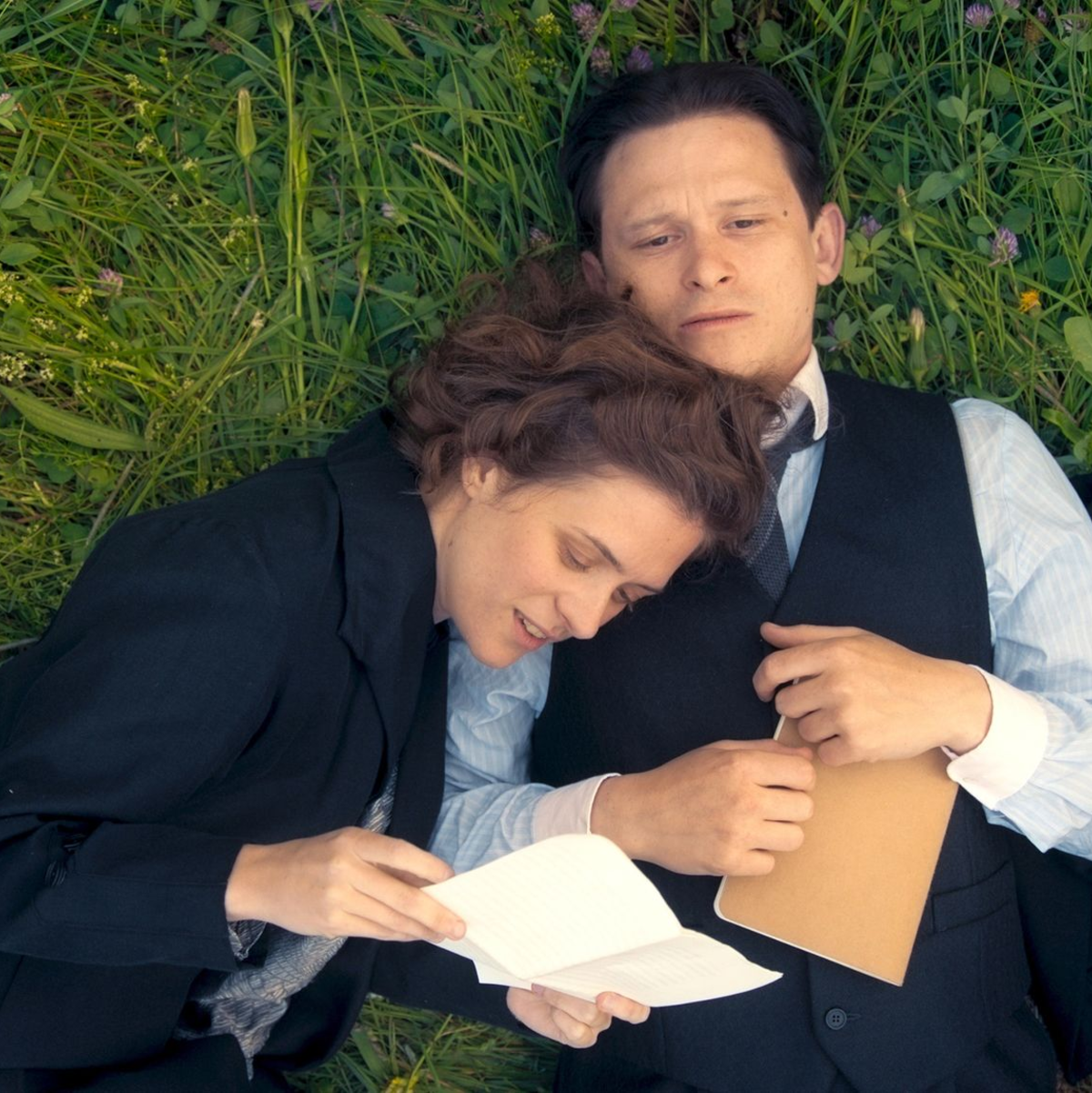 Milena Jesenska (Liv Lisa Fries) und Franz Kafka (Joel Basman) in einer Szene aus «Kafka». - Foto: -/Superfilm/NDR/dpa