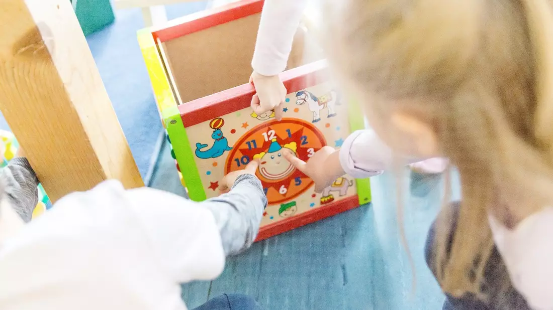 Wer hat uns die Stunde gestohlen? Zeit und Zeitumstellung mit Kindern erforschen - Bild: presseportal.de