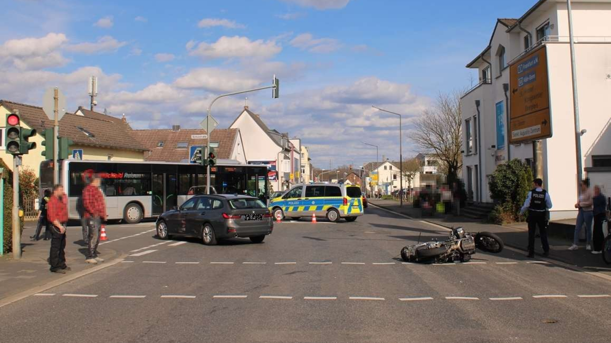 POL-SU: Motorradfahrer bei Kollision mit abbiegendem Auto verletzt - Foto: presseportal.de