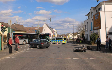 POL-SU: Motorradfahrer bei Kollision mit abbiegendem Auto verletzt - Foto: presseportal.de