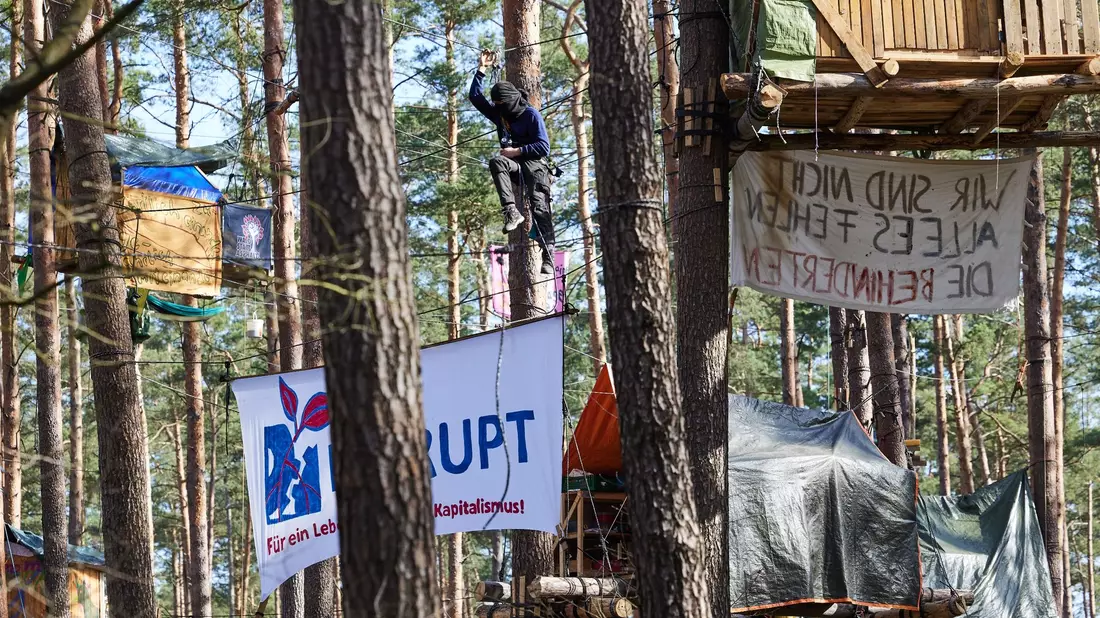 Das Protestcamp darf laut Gericht zunächst bleiben. Dagegen hat die Brandenburger Polizei Beschwerde eingereicht. - Bild: Joerg Carstensen/dpa