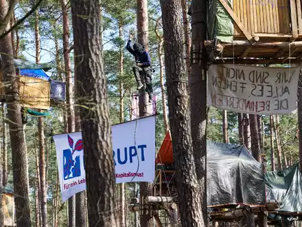 Das Protestcamp darf laut Gericht zunächst bleiben. Dagegen hat die Brandenburger Polizei Beschwerde eingereicht. - Foto: Joerg Carstensen/dpa