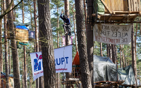 Das Protestcamp darf laut Gericht zunächst bleiben. Dagegen hat die Brandenburger Polizei Beschwerde eingereicht. - Foto: Joerg Carstensen/dpa