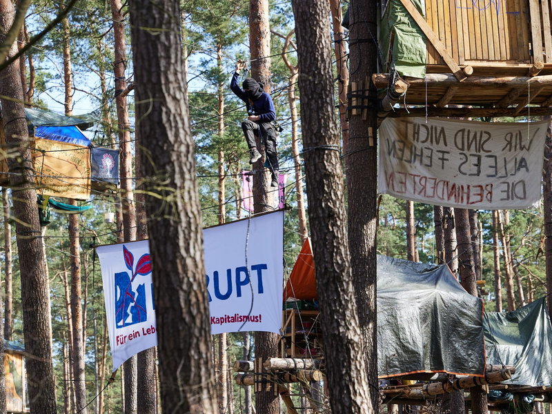Das Protestcamp darf laut Gericht zunächst bleiben. Dagegen hat die Brandenburger Polizei Beschwerde eingereicht. - Foto: Joerg Carstensen/dpa