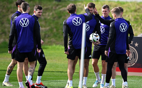 Nationalspieler stehen vor Beginn einer Spielform im Training zusammen. - Foto: Arne Dedert/dpa