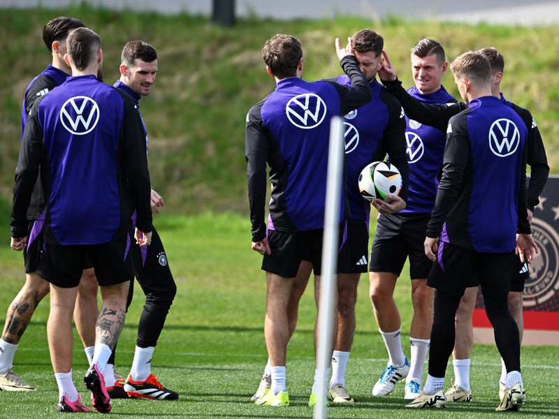 Nationalspieler stehen vor Beginn einer Spielform im Training zusammen. - Foto: Arne Dedert/dpa
