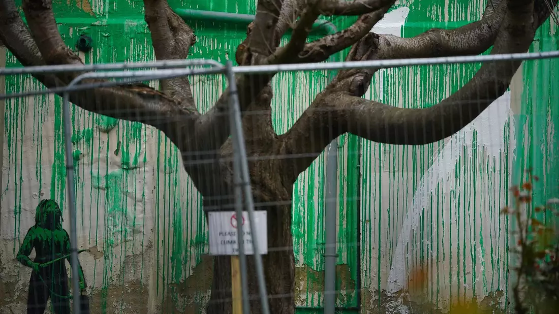 Das Banksy-Kunstwerk wurde mit weißer Farbe verunstaltet, nachdem es am Wochenende in Finsbury Park (London) auftauchte. - Bild: Victoria Jones/PA Wire/dpa