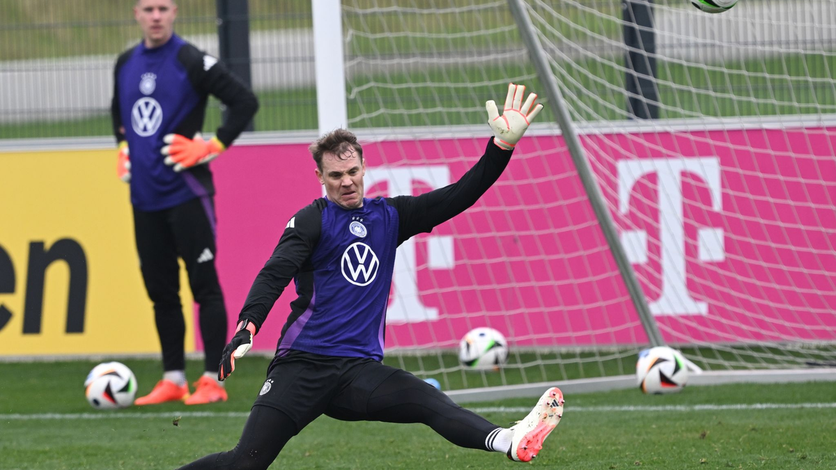 Die Nationaltorhüter Marc-André ter Stegen (l) und Manuel Neuer beim Torwarttraining auf dem Platz. - Foto: Arne Dedert/dpa
