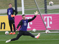 Die Nationaltorhüter Marc-André ter Stegen (l) und Manuel Neuer beim Torwarttraining auf dem Platz. - Foto: Arne Dedert/dpa
