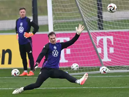 Die Nationaltorhüter Marc-André ter Stegen (l) und Manuel Neuer beim Torwarttraining auf dem Platz. - Foto: Arne Dedert/dpa