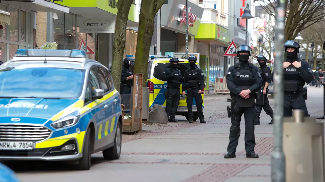 Die Polizei ermittelt nach der Bombendrohung in Bochum. - Bild: Justin Brosch/dpa