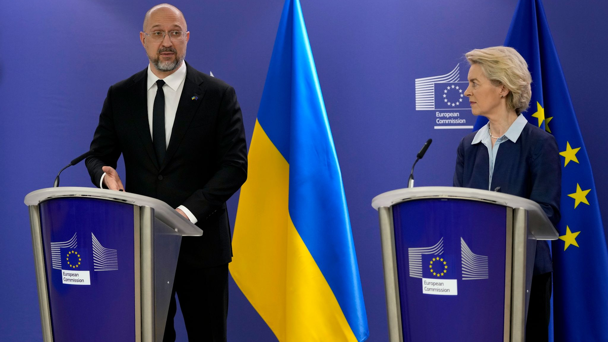 Ursula von der Leyen und der ukrainische Ministerpräsident Denys Schmyhal informierten über die Finanzhilfen. - Foto: Virginia Mayo/AP