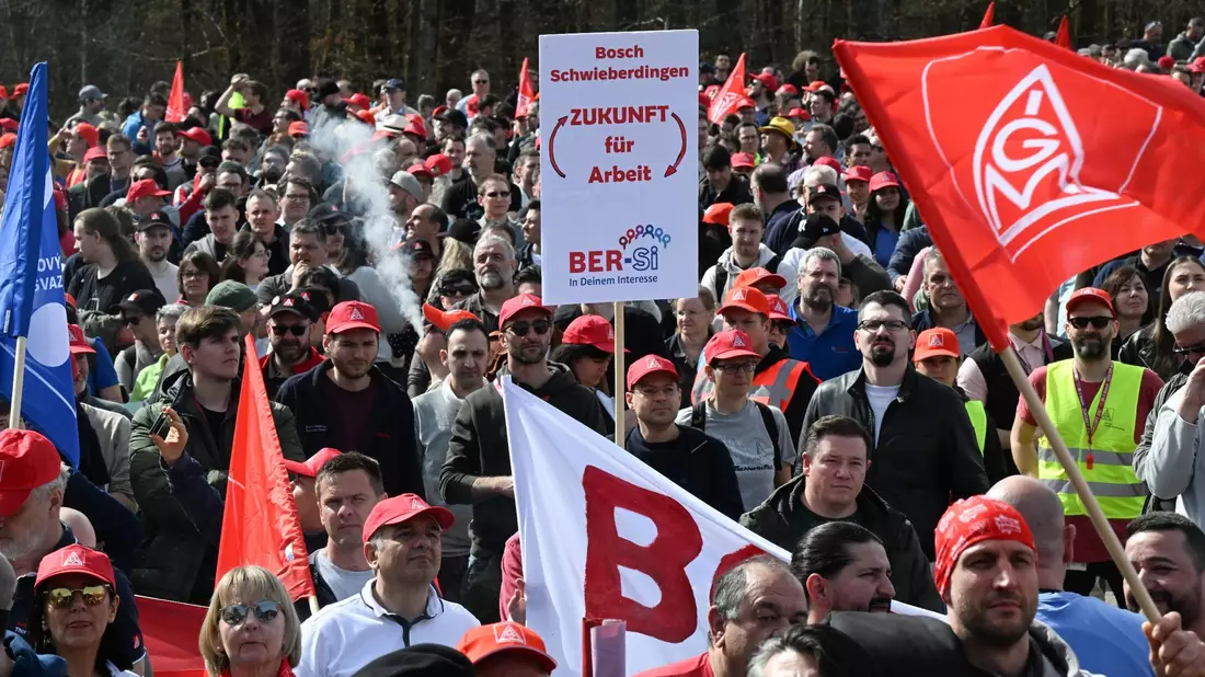 Mitarbeiter des Industriekonzerns Bosch bei einer Kundgebung der IG Metall und des Bosch-Gesamtbetriebsrats in Gerlingen. - Bild: Bernd Weißbrod/dpa