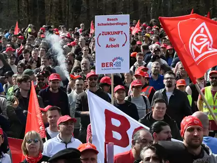 Mitarbeiter des Industriekonzerns Bosch bei einer Kundgebung der IG Metall und des Bosch-Gesamtbetriebsrats in Gerlingen. - Foto: Bernd Weißbrod/dpa