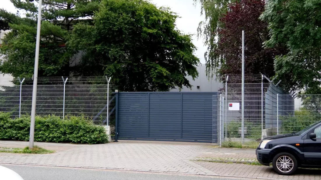 In dieser Firma wurden vor drei Jahren mehrere Millionen Euro gestohlen. Die Täterin hat sich nun gestellt. - Bild: Jörn Hüneke/TNN/dpa