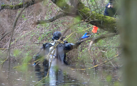 Ein Taucher der Polizei sucht in einem GewĂ€sser nach der Leiche einer mutmaĂlich getöteten Frau. - Foto: RenĂ© Priebe/dpa Ein Taucher der Polizei sucht in einem GewĂ€sser nach der Leiche einer mutmaĂlich getöteten Frau. - Foto: RenĂ© Priebe/dpa