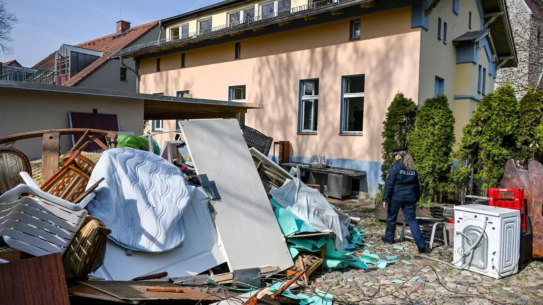 Sperrmüll liegt auf dem Gelände der Clan-Villa. - Bild: Jens Kalaene/dpa
