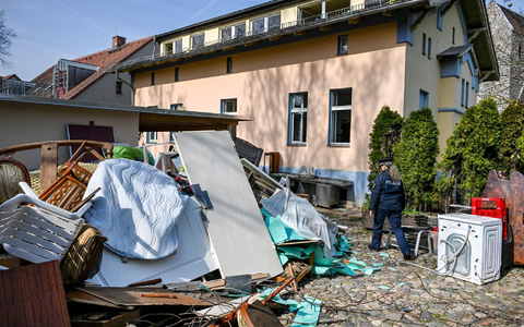 Sperrmüll liegt auf dem Gelände der Clan-Villa. - Foto: Jens Kalaene/dpa