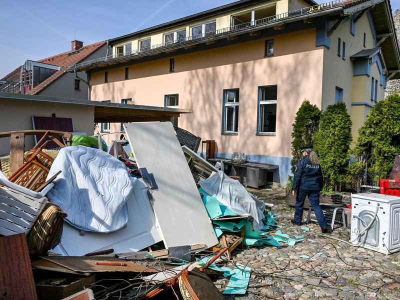 Sperrmüll liegt auf dem Gelände der Clan-Villa. - Foto: Jens Kalaene/dpa