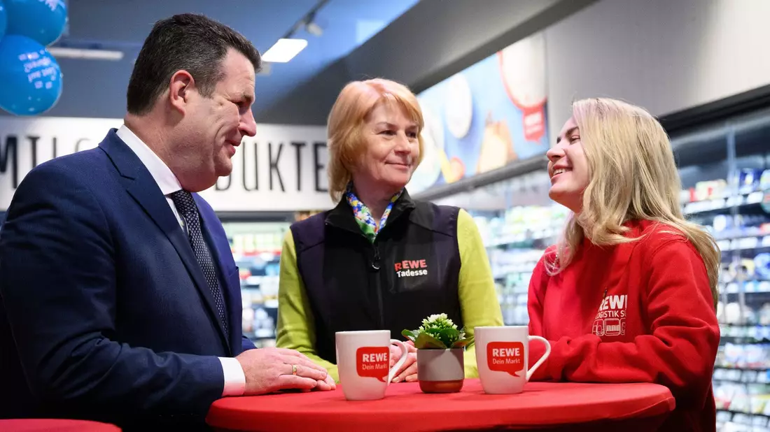 Bundesarbeitsminister Hubertus Heil (l.)  in Berlin mit Olena Antonova (M) und Anhelina Kirnadz (r), die aus der Ukraine geflüchtet sind und nun bei Rewe arbeiten. - Bild: Bernd von Jutrczenka/dpa