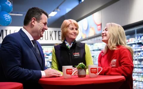 Bundesarbeitsminister Hubertus Heil (l.) in Berlin mit Olena Antonova (M) und Anhelina Kirnadz (r), die aus der Ukraine geflüchtet sind und nun bei Rewe arbeiten. - Foto: Bernd von Jutrczenka/dpa Bundesarbeitsminister Hubertus Heil (l.) in Berlin mit Olena Antonova (M) und Anhelina Kirnadz (r), die aus der Ukraine geflüchtet sind und nun bei Rewe arbeiten. - Foto: Bernd von Jutrczenka/dpa