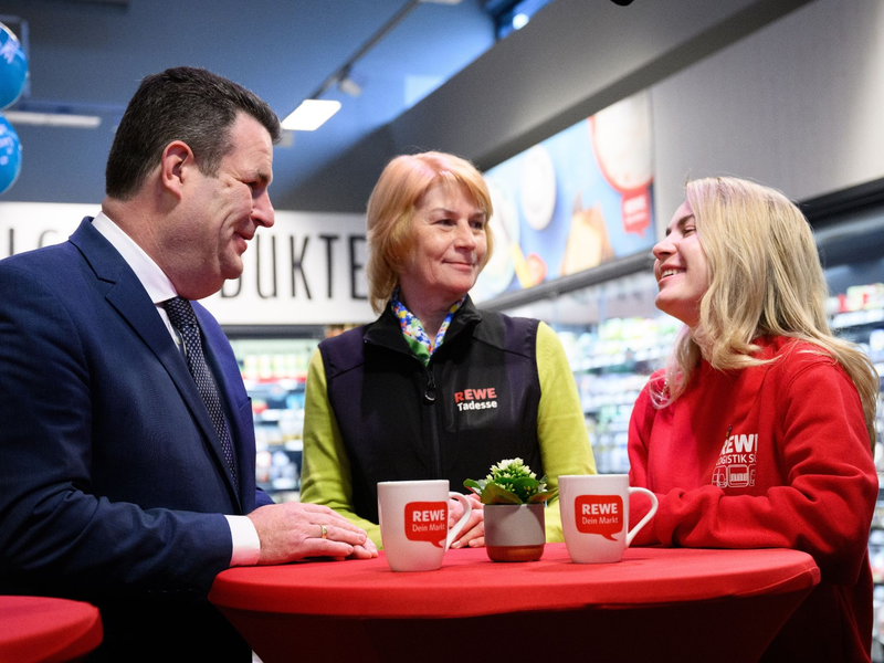 Bundesarbeitsminister Hubertus Heil (l.)  in Berlin mit Olena Antonova (M) und Anhelina Kirnadz (r), die aus der Ukraine geflüchtet sind und nun bei Rewe arbeiten. - Foto: Bernd von Jutrczenka/dpa