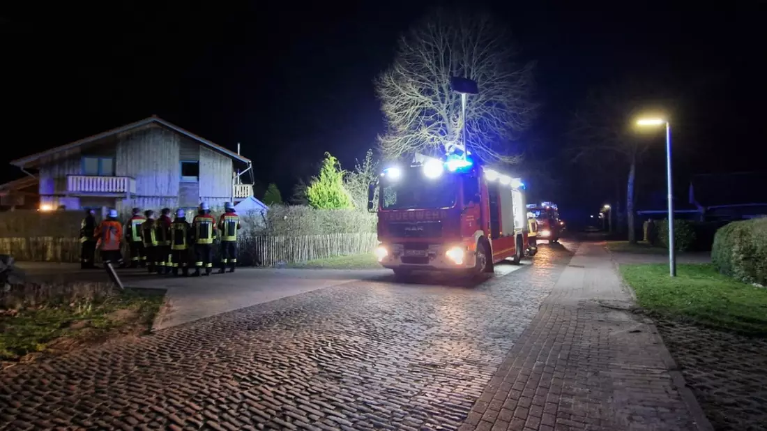FFW Schiffdorf: Vermeintlicher Schornsteinbrand sorgt für Einsatz in Sellstedt - Bild: presseportal.de