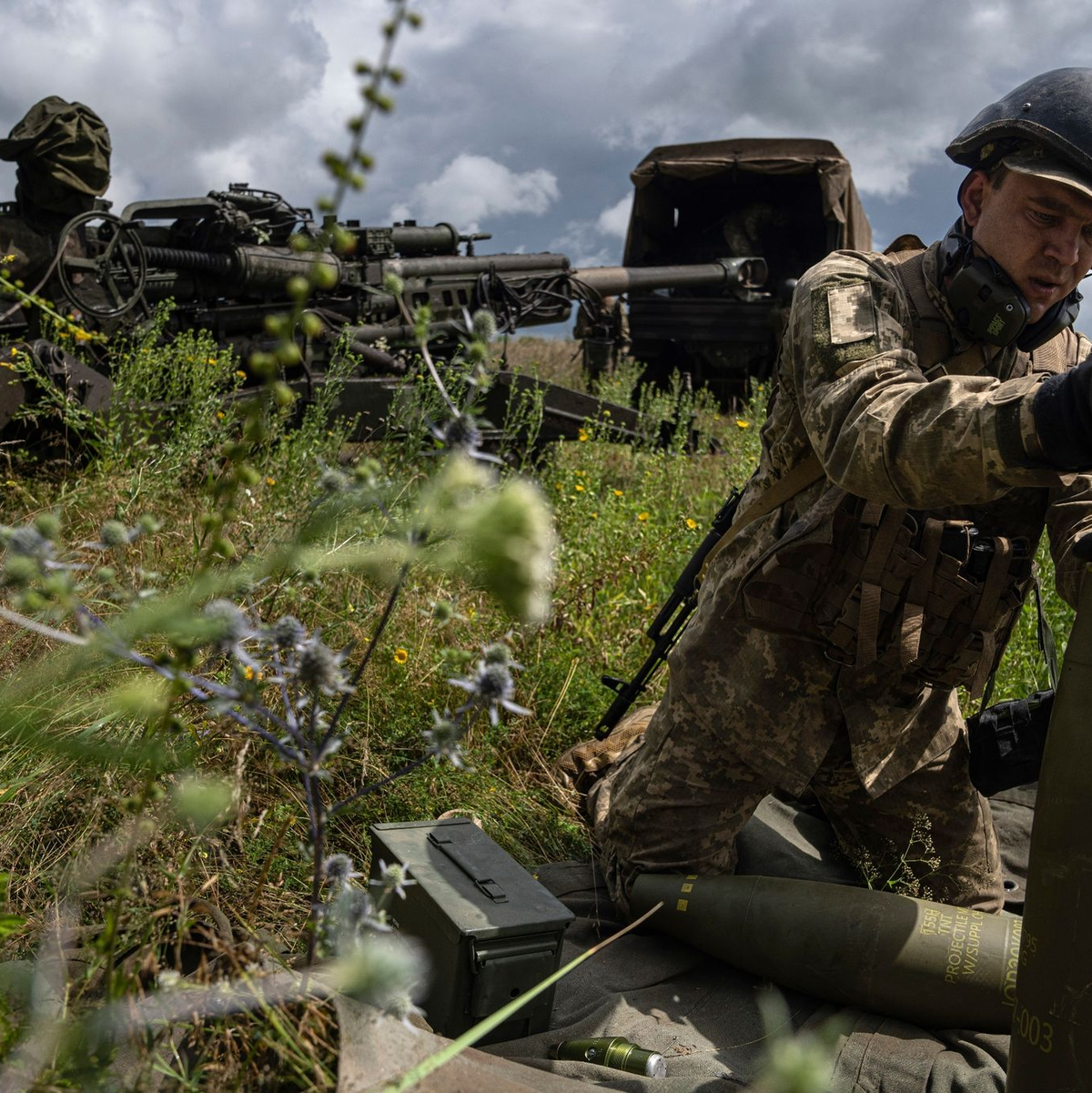 Dem ukrainischen Militär geht zunehmend die Munition aus. - Foto: Evgeniy Maloletka/AP/dpa