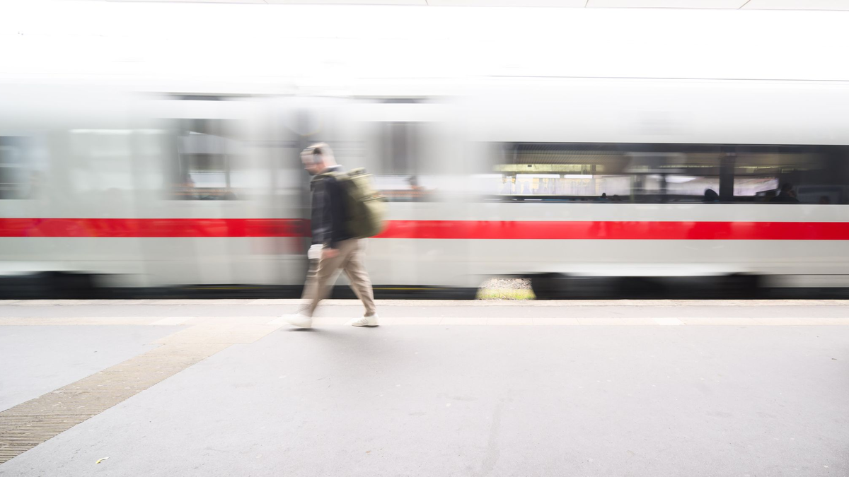 Das vergangene Jahr war für die Bahn und ihre Kundinnen und Kunden vor allem von der hohen Unpünktlichkeit geprägt. - Foto: Julian Stratenschulte/dpa