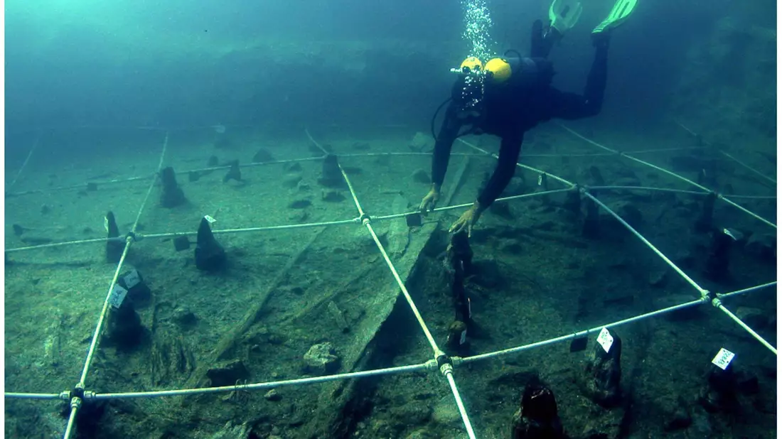Ein Kanu wird Boden des Braccianosees ausgegraben. Die abgenutzten Überreste der mehr als 7000 Jahre alten Kanus lassen erahnen, wie ausgeprägt das Wissen über die Seefahrt bereits in der Jungsteinzeit war. - Bild: Gibaja Et Al/2024, Plos One, C/dpa