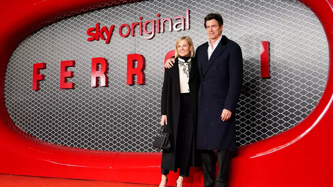 Toto Wolff, Chef des Formel-1 Teams Mercedes, und seine Frau Susie Wolff kommen zur Premiere des Films «Ferrari». Susie Wolff geht gegen den Motorsport-Weltverband vor. - Bild: Alberto Pezzali/Invision/AP/dpa
