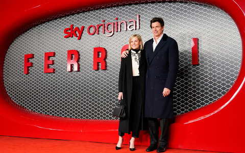 Toto Wolff, Chef des Formel-1 Teams Mercedes, und seine Frau Susie Wolff kommen zur Premiere des Films «Ferrari». Susie Wolff geht gegen den Motorsport-Weltverband vor. - Foto: Alberto Pezzali/Invision/AP/dpa