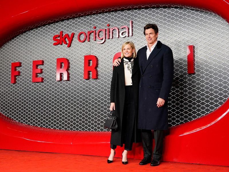 Toto Wolff, Chef des Formel-1 Teams Mercedes, und seine Frau Susie Wolff kommen zur Premiere des Films «Ferrari». Susie Wolff geht gegen den Motorsport-Weltverband vor. - Foto: Alberto Pezzali/Invision/AP/dpa