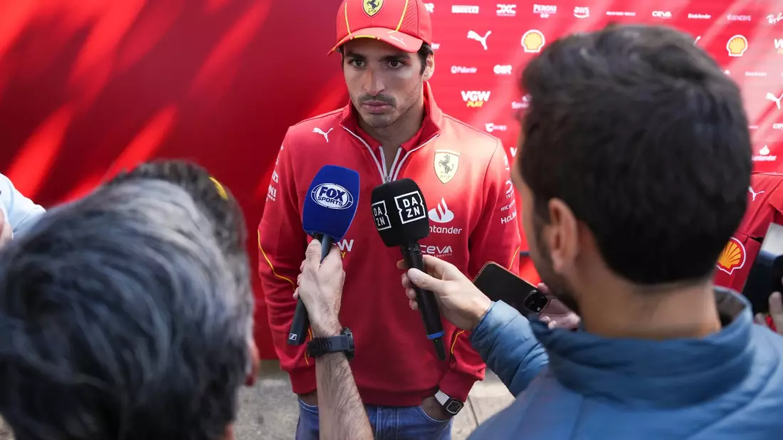Ferrari-Pilot Carlos Sainz hofft auf einen Einsatz beim Großen Preis von Australien. - Bild: Asanka Brendon Ratnayake/AP/dpa