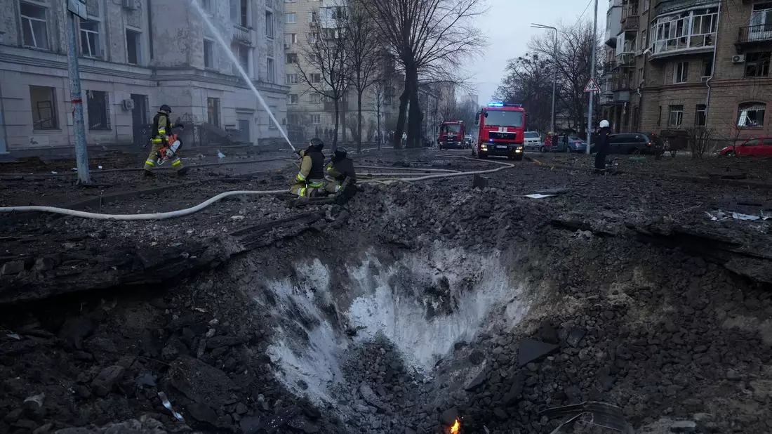 Nach einem russischen Luftangriff begutachten Ersthelfer in Kiew die Schäden. Mehrere Menschen wurden bei dem Angriff verletzt. - Bild: Vadim Ghirda/AP