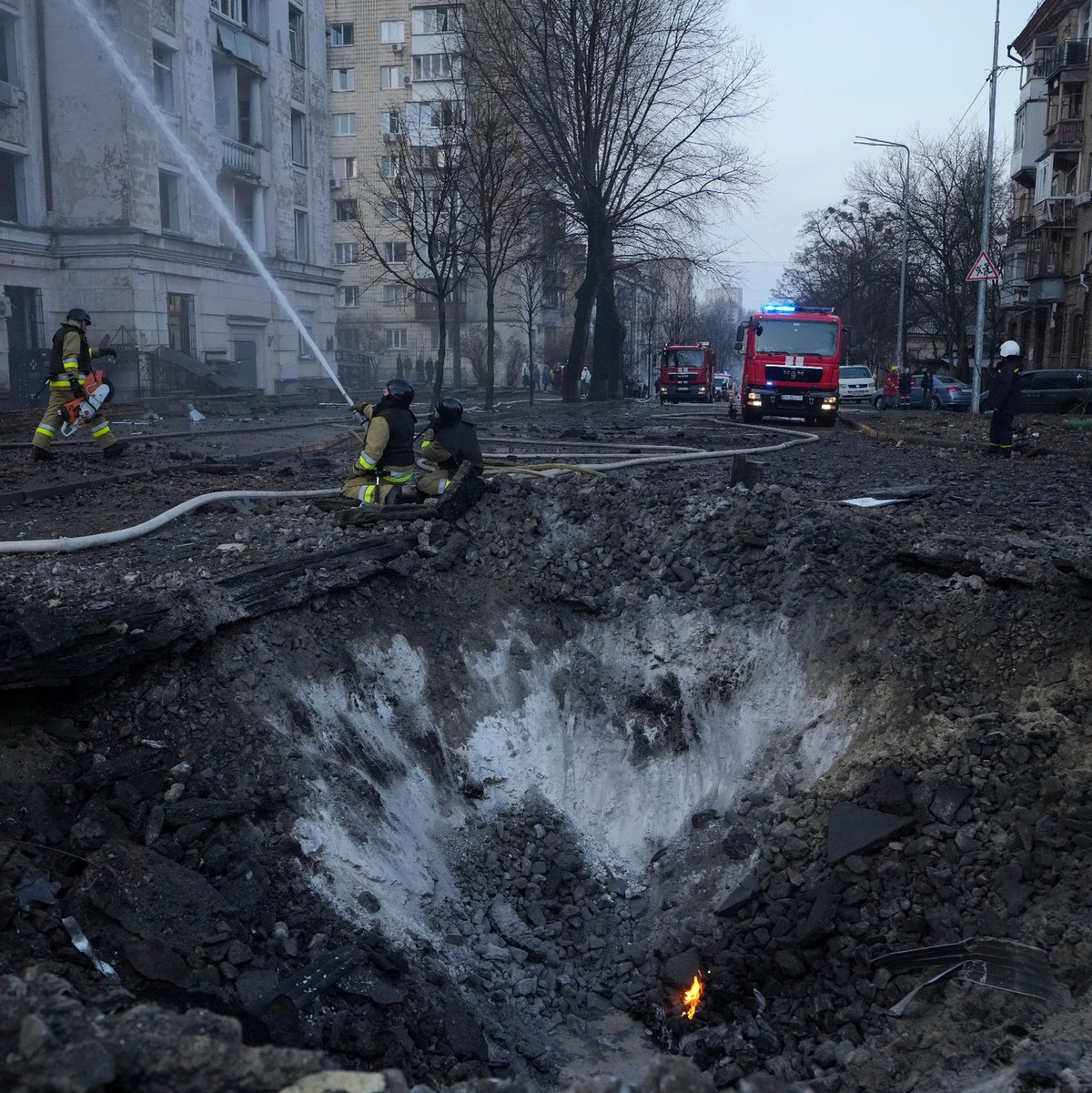 Nach einem russischen Luftangriff begutachten Ersthelfer in Kiew die Schäden. Mehrere Menschen wurden bei dem Angriff verletzt. - Foto: Vadim Ghirda/AP