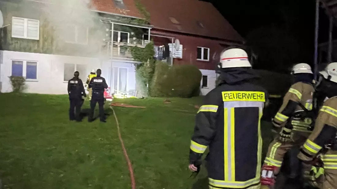 FF Bad Salzuflen: Feuerwehr löscht Zimmerbrand in der Kolberger Straße / Mehrere Wohnungen müssen evakuiert werden. Verletzt wird niemand - Bild: presseportal.de