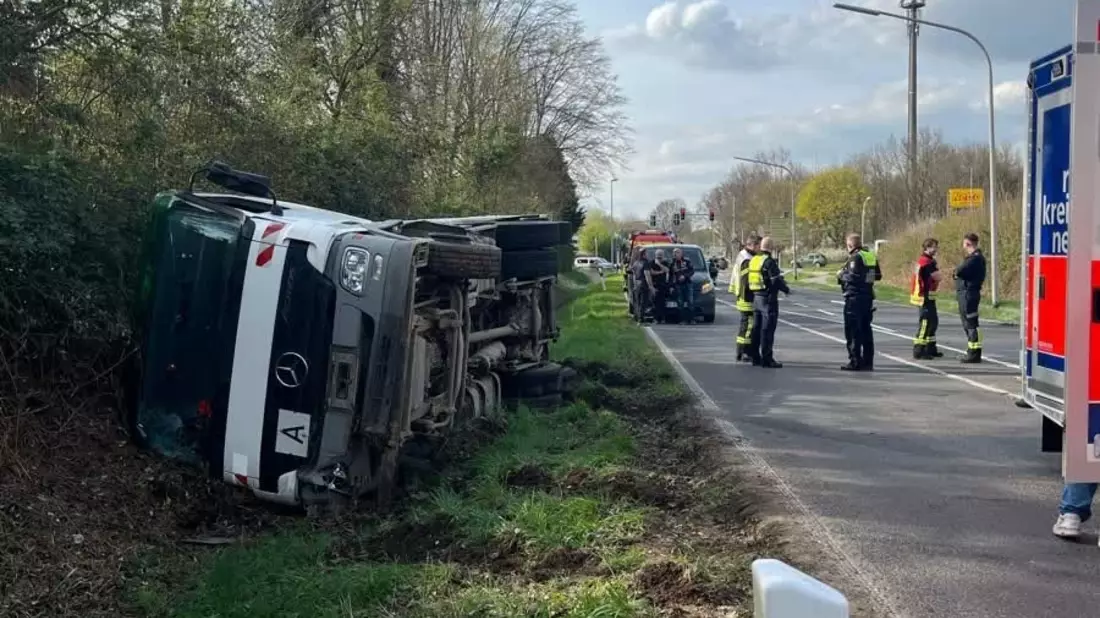 POL-NE: Lkw kippt in Grünstreifen - Bild: presseportal.de