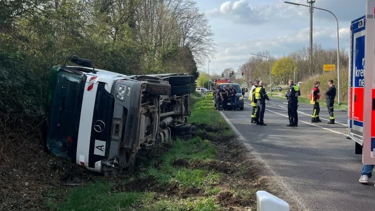 POL-NE: Lkw kippt in Grünstreifen - Foto: presseportal.de