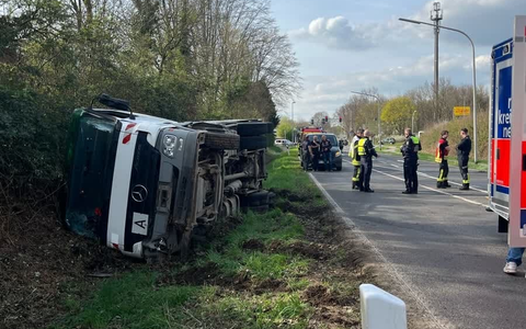 POL-NE: Lkw kippt in Grünstreifen - Foto: presseportal.de