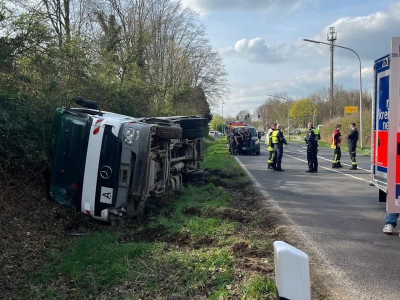 POL-NE: Lkw kippt in Grünstreifen - Foto: presseportal.de