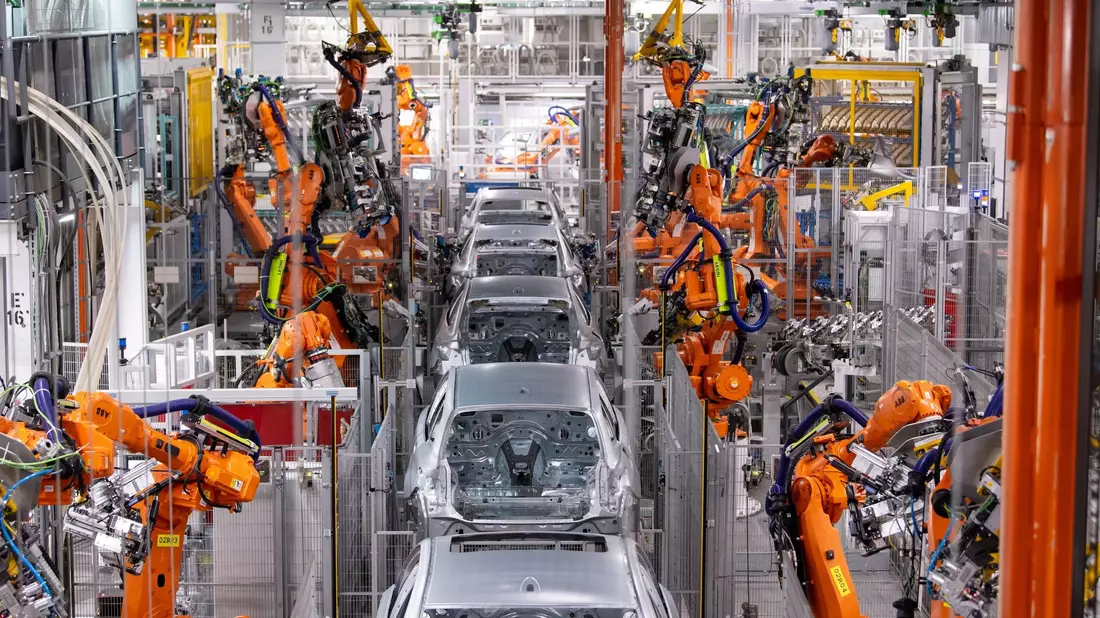 Roboter arbeiten an der Karosserie von verschiedenen BMW-Modellen im BMW-Stammwerk. - Bild: Sven Hoppe/dpa