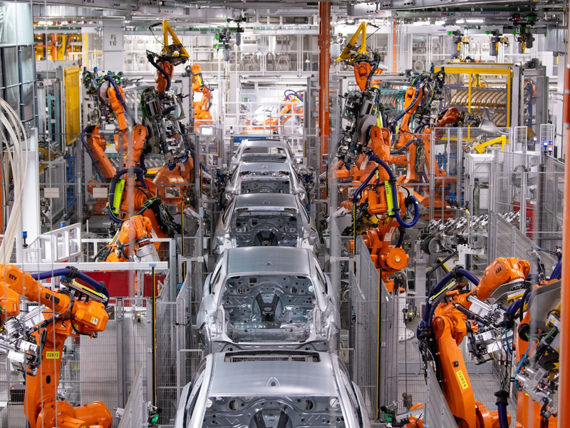 Roboter arbeiten an der Karosserie von verschiedenen BMW-Modellen im BMW-Stammwerk. - Foto: Sven Hoppe/dpa
