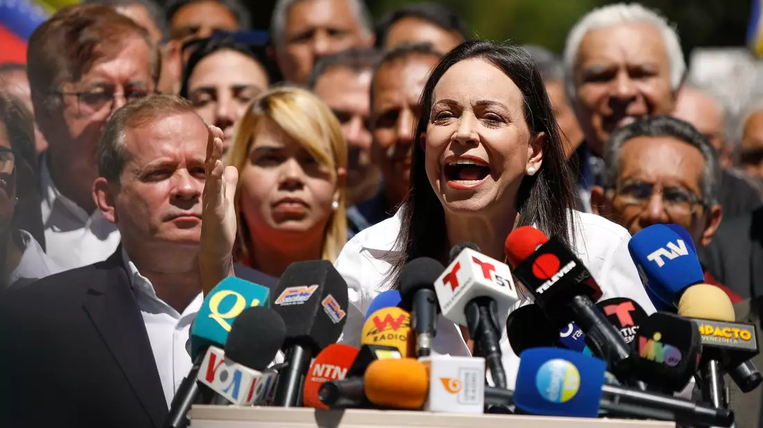 María Corina Machado wurde die Ausübung öffentlicher Ämter untersagt. Trotzdem will sie den autoritär regierenden Präsidenten Maduro bei den Wahlen herausfordern. - Bild: Pedro Rances Mattey/dpa